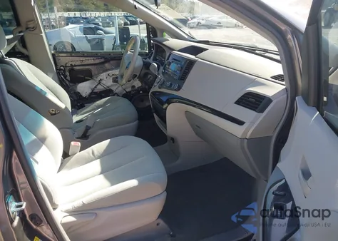 2014 Toyota Sienna L V6 7 Passenger z USA, uszkodzony, nr VIN 5TDZK3DC6ES429641